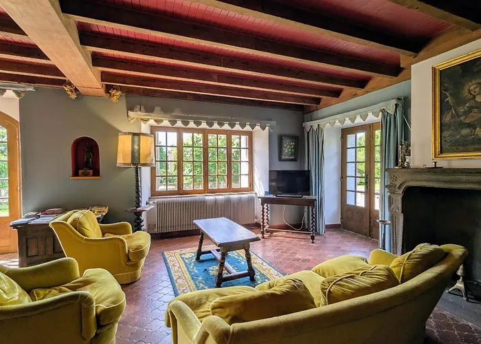 Maison Calme Avec Grand Terrain, Proche Commodites Et Sites Medievaux - Fr-1-582-133 *